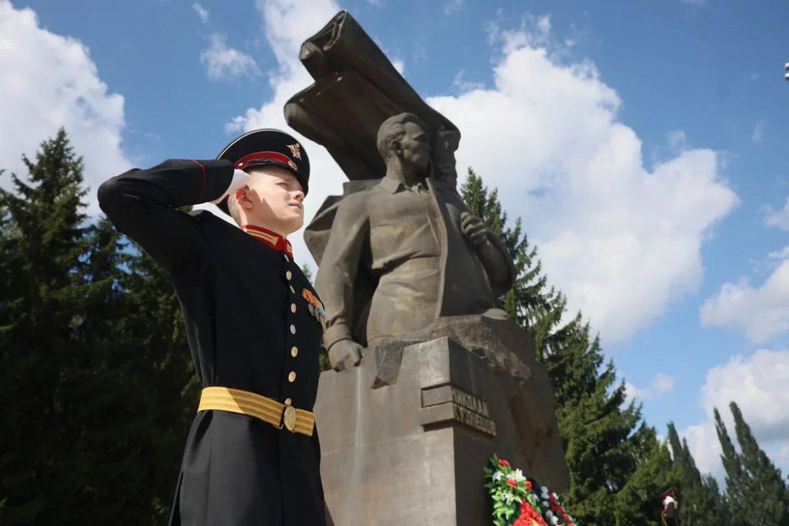 В Екатеринбурге почтили память великого разведчика Николая Кузнецова -  «Уральский рабочий»